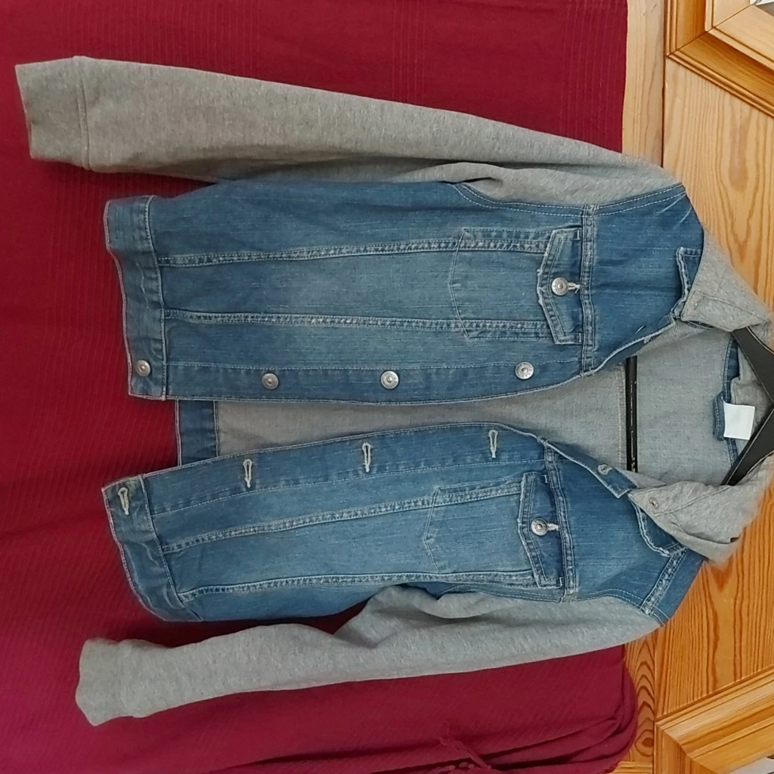 Jeansjacka med sweatshirt armar och luva