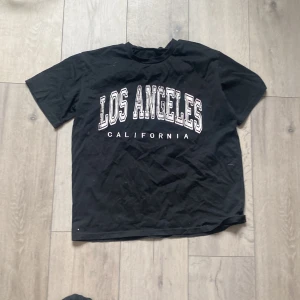 t-shirt - snygg t-shirt med snyggt tryck. storlek XS. Bra skick.