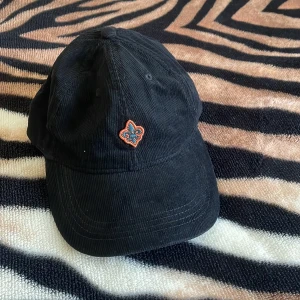 Morris keps  - En helt ny Morris keps helt oanvänd 10/10 skick lappen och påsen får man med som du kan se på bilderna. Nypris 499.