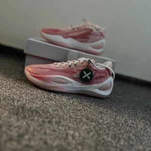 Rigorer Austin Reaves Valentine (AR 1) ( Med Kvitto!) - Hej! Köpte dessa par basketskor på Stock X, men olyckligtvis passa dom inte ✨. Dessa skor skulle returneras och där för lades undan. Men med tiden så glömdes dom bort och returtiden rann ut. Dom är helt nya som på bilden 🙌Hör av er vid intresse❗️39-40