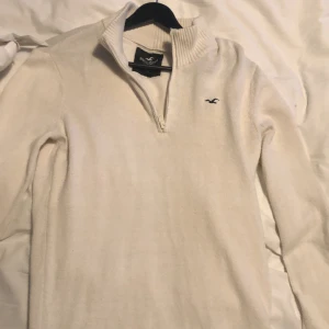 En fin half zip från hollister. - Den är i mycket bra skick, knappast använd, inga hål och tvättar innan jag fraktar