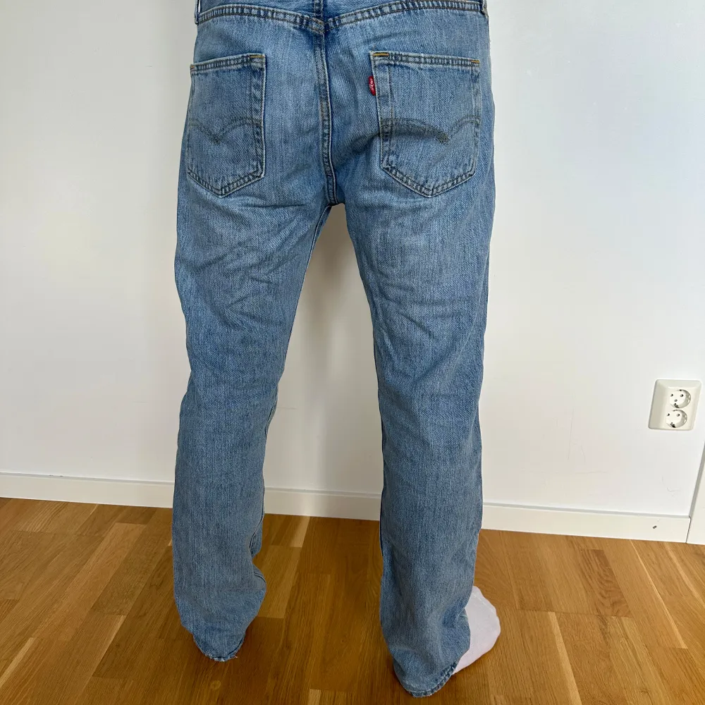 Levis 501 i ett bra skick 8/10. Modellen är 177 cm och väger 67 kg. Hör av er vid eventuella frågor. Inga bud!. Jeans & Byxor.