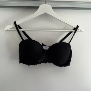 Svart bh - Snygg svart bh med push up. Använd 1 gång då den inte passade. 