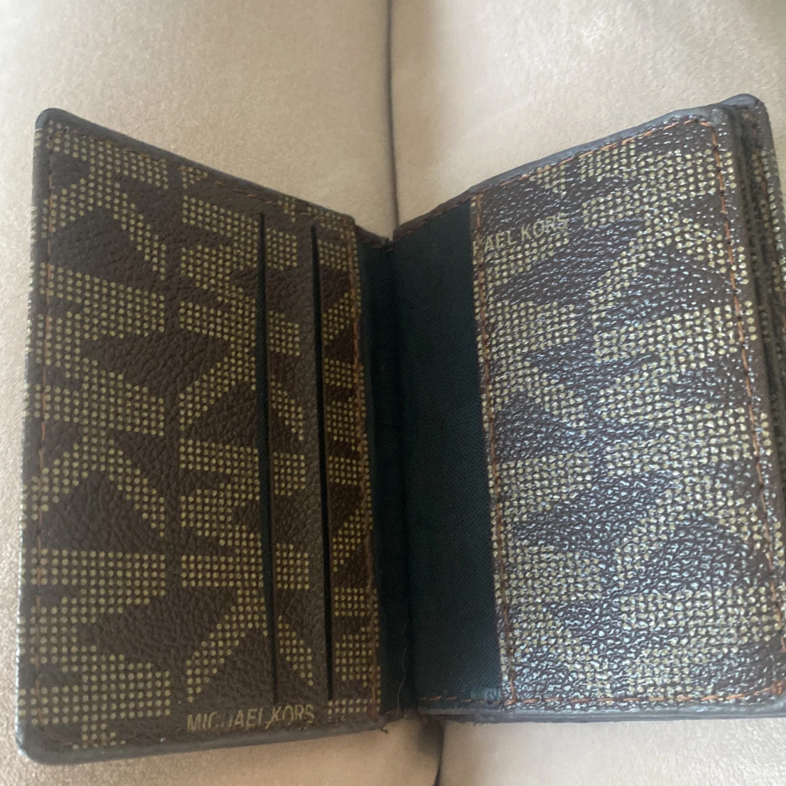 Orginal priset är 500kr men säljer den för 300kr - 92