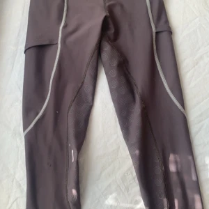 Ridbyxor  - Hej jag har slutat att rida så säljer mina ridbyxor. Dom är snygga och har fortfarande bra fäste vid maya delorez märkerna men ett jättelitet hål på knäet. Därav priset. Skriv till mig privat vid intresse :)