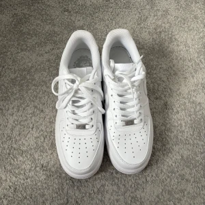 Nike Air Force 1 - Nya Nike Air Force 1. Perfekt nu på sommaren! Använt endast 1 gång, passade inte mig. Osäker på autenticitet.