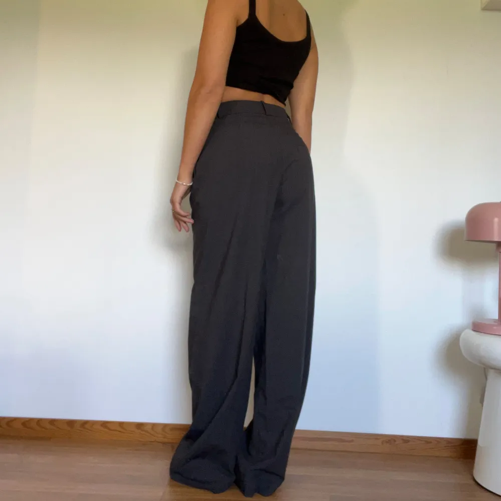 Kostymbyxor från mango, uppsydda, modellen är 163 cm lång   obs! Finns hemma hos mina föräldrar så frakten kan ev. ta längre tid, skriv i dm så kan vi se. Jeans & Byxor.