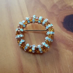 Brosch med vita stenar.5 cm. - Vacker brosch med vita stenar mm, ca 5 cm stor.