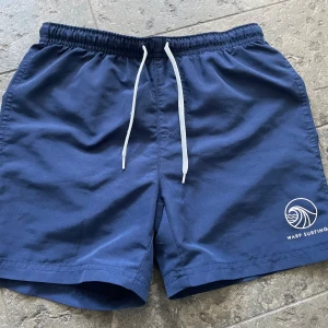 Badshorts Stadium - Blå badshorts från Stadium  Storlek 146-152