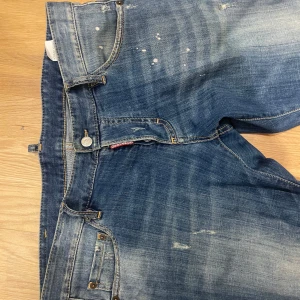 Dsquard2 jeans - Ett par riktigt snygga och sjukt bekväma jeans från dsquerd2, själv klart äkta och i riktigt bra skick🙌🏻