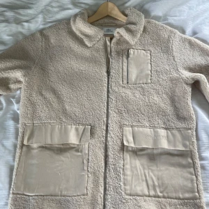 Jacka från Ciszere - Jacka som inte kommit till användning. Knappt använd med bra skick utan defekter. Tveka inte på att höra av er vid frågor.