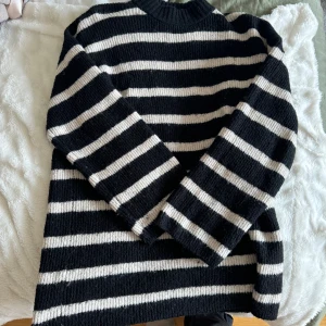 Stickad overzied tröja  - Super fin overzied stickad tröja från HM❤️Knappt använd alls❤️❤️