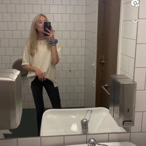 Lisa Yang kashmir  - Vit 100% kashmir t-shirt från Lisa Yang  Modellen heter Camille, så fin lite längre  Tröjan är i superbraskick  Nypris 3800 Storlek 0 (s/m)