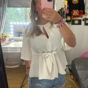 Blus - Jätte snygg blus/topp perfekt till sommaren. Går att knyta både bak och fram💗