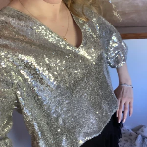 Fest topp - Säljer denna snygga glitter topp! Endast använd en gång så i nyskick🥰