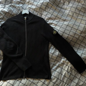 Stone Island ZIP - RIBBAD STICKAD - En riktigt fin Stone Island zip, utan några flaws.   Svart och storlek M