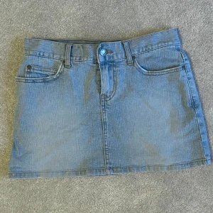 Lågmidjad jeanskjol - Jättefin lågmidjad jeanskjol från only. Säljer eftersom den är för liten för mig. Står storlek 36 men skulle säga att den är liten i storleken. Klicka på köp nu o skriv privat vid frågor🩷