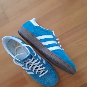 Adidas spezial storlek 44 2/3 - Blåa adidas spezial i väldigt bra skick, knappt använda 