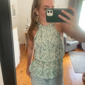 Sommar topp - Super fin sommrig topp från HM!!! Super bra skick!!💞💞köpare står för frakt
