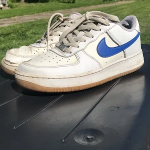 Air force 1 - Hej! Säljer mina airforce 1 då dom inte passar och inte har någon användning av längre. dom är köpta förra året från footlocker. Skick: 5/10. låda följer med Skriv för mer info!