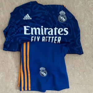 Säljer långärmad Real Madrid tröja med shorts  - Inga skador och allt är perfekt säljer den för jag använder den inte mer Storlek:S