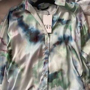 Skjorta  - En fin skjorta från Zara med etiketten på. Alltså aldrig kommit till användning. Den är i storlek XS men skulle nog passa både S och M för att den är oversized