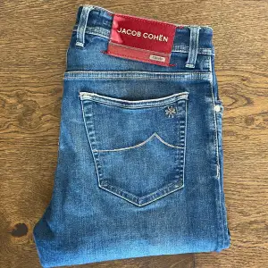 Säljer dessa Limited edition Jacob Cohën jeans i storlek 34 men passar egentligen storlek 32-33. Modellen på jeansen är BARD vilket är slimfit. Jeansen är i utmärkt skick. Skriv om du har några frågor.