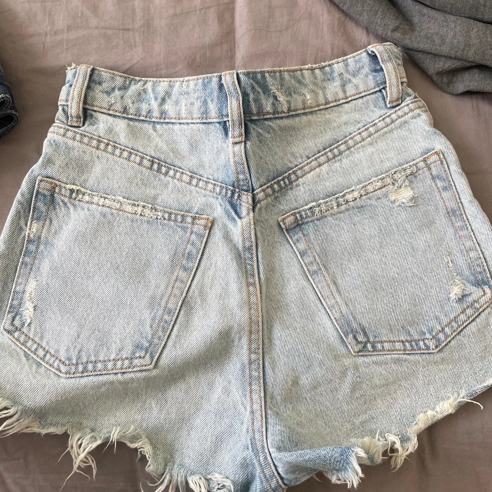 Trendiga zara shorts. Använda ca 5 ggr, men mkt sparsamt använda.. Shorts.