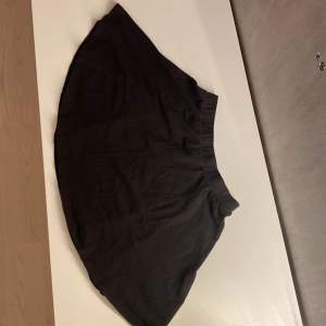 Denna svarta gulliga kjol är i väldigt bra skick och är i storlek 158/164🫶 Jag säljer denna för att den är för liten för mig 🌸Som du kan se på bilderna så har den som kurvor vid ändarna. Hör av dig till mig privat om du undrar någonting/vill köpa 🥰