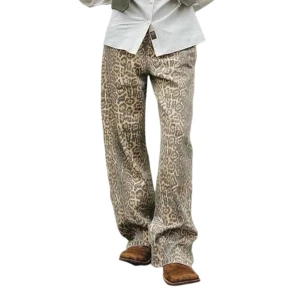 Leopard byxor - Säljer dessa jätte fina, oanvända leopard byxor. Sitter lite baggy på och är mid Waist/ High waist beroende på hur de sitter på. Säljer pga att de satt lite för stort på mig. 