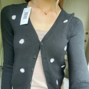 Hollister kofta - Supergullig kofta från Hollister. Den är svart med gulliga små blommor. Den har tyvärr aldrig kommit till användning så den är som ny, prislapp kvar.🌺