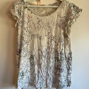 Tshirt  - Blommig T-shirt från hm, använt skick