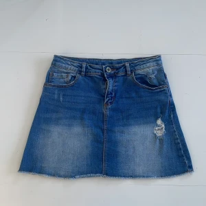 Jeans kjol från zara  - Säljer nu min super snygga jeans kjol från zara. Den är en gammal model och går ej att köpa längre. Super fint skick och det syns inget tecken på användning. Skriv för fler bilden🩷