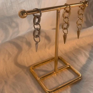 Örhängen  - Så sjukt snygga örhängen. Köp för 99kr/st Eller 185kr/par  Kan göra nickelfria och rostfritt. Modell 096