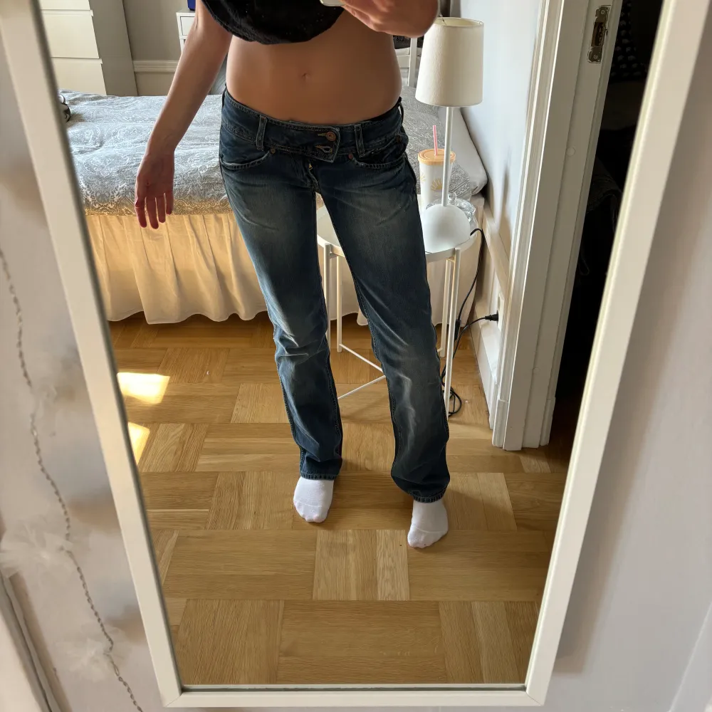 Så snygga pepe jeans!!! 🥹 Modellen är straight, super low waist🥰 Jag skulle beskriva de som en blandning mellan straight och bootcut jeans🩷För referens så är jag 170cm och de passar mig bra:) Jeansen är oanvända men saknar tyvärr en knapp. W27 L32. Jeans & Byxor.