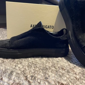 Axel Arigato - Säljer ett fina arigatos. Storlek 44. Är i bra skick. Hör av er vid funderingar