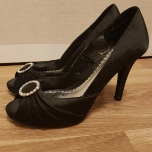 Silkes högklackar med bling strl 37 från vox - Silkes högklackar med bling strl 37 från vox Som nya använda 2 gånger innomhus 