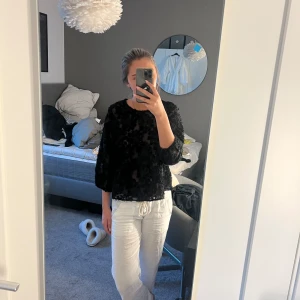 Svart blus - Jätte fin svart blus som jag säljer eftersom det finns ett hål vid armhålan! Älskar den här tröjan, har köpt en till eftersom jag ville ha en utan hål. Sista bilden visar hålet, därav det billiga priset 