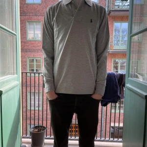 Polo long sleeve grå - Säljer denna snygga polo långärmade tröjan till bra pris! DM för mer info, bara testad 