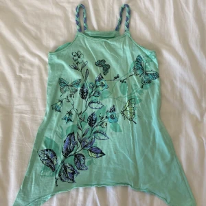 Topp -  Super fin turkos sommar topp med fjärilar och blommor. Flätade axelband🦋🌸 2 små fläckar som man ser på fjärde bilden, men ingenting man lägger märke på🫶🏼