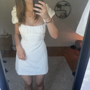 Vit klänning🤍 - Jättefin student/skolavslutningsklänning! Endast använd en gång❤️