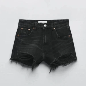 Zara jeansshorts - Säljer ett par fina näst intill helt oanvända jeansshorts från zara i storlek 34 då de är snäppet för små☺️ använda två gånger! Nypris: 359kr