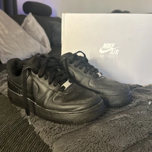  Black  Air force 1  -  Säljer mina svarta air force då de inte kommer till användning längre de har mest legat i skokartongen bara. Dom är i storlek 38,5  