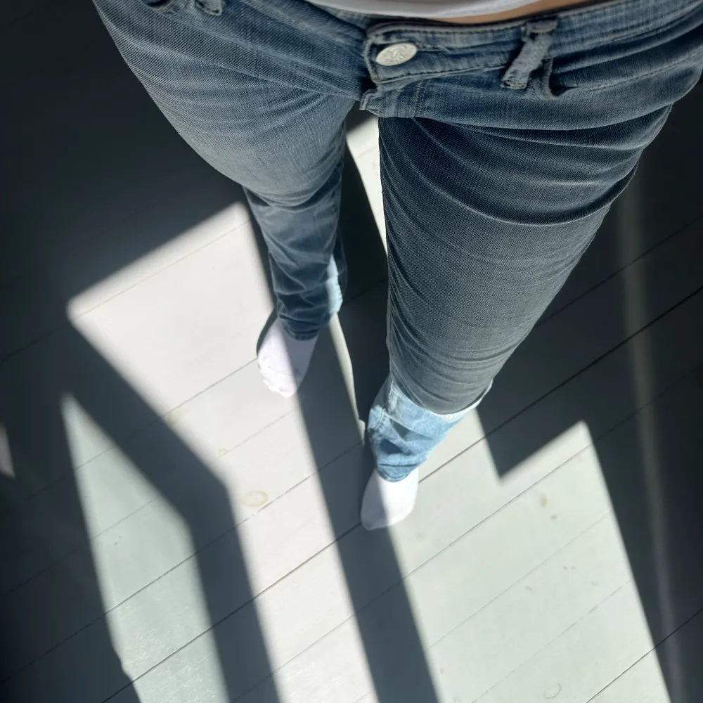 Blåa lätt bootcutade jeans från Replay! Bra skick!. Jeans & Byxor.