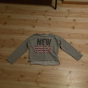 New York tröja  - En grå new york tröja. Den är i storlek 134/140 (barn)