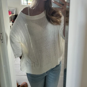 Vit trekvartsarmad tröja - Superfin trekvartsarmad vit stickad tröja. Sitter lite oversize🤍