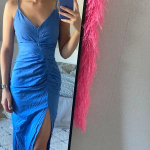 Klarblå sommarklänning - Superfin blå linneklänning med sömnadsdetaljer. Använd endast 1 gång.