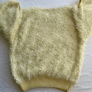 Gul fluffig tröja  - Gul fluffig tröja från Hamburg! Den är kort men inte croptop kort!  Storlek S/M
