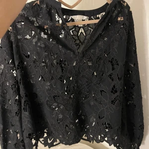 Spets Blus - Superfin Spets Blus från HM som tyvärr inte kommer till användning! Storlek S, säljer för 175!