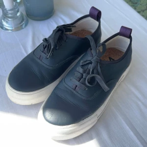 Eytys mörkblå storlek 36 - Sparsamt använda. Mörkblå skinn. Storlek 36.   Köparen står för frakten. Kan mötas upp i Trollhättan. 